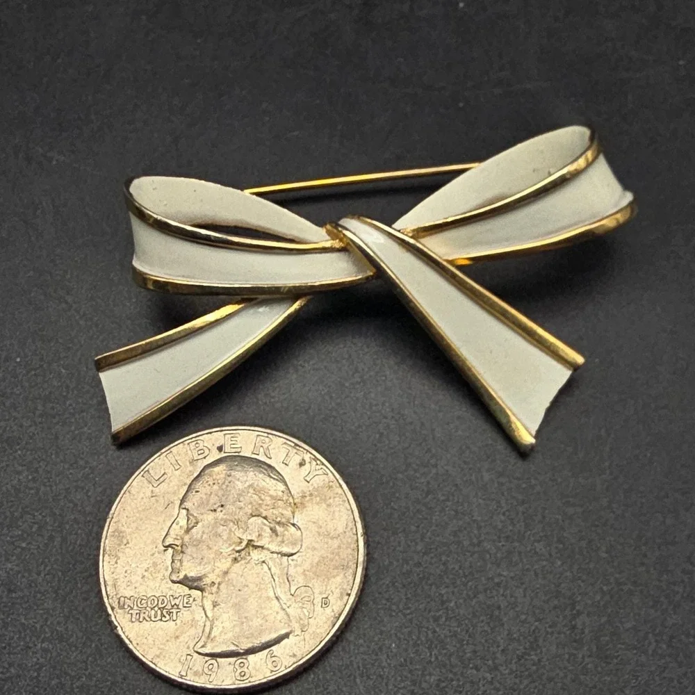 Crown Trifari Bow Brooch Cream Enamel Gold Tone Vintage Costume Jewelry